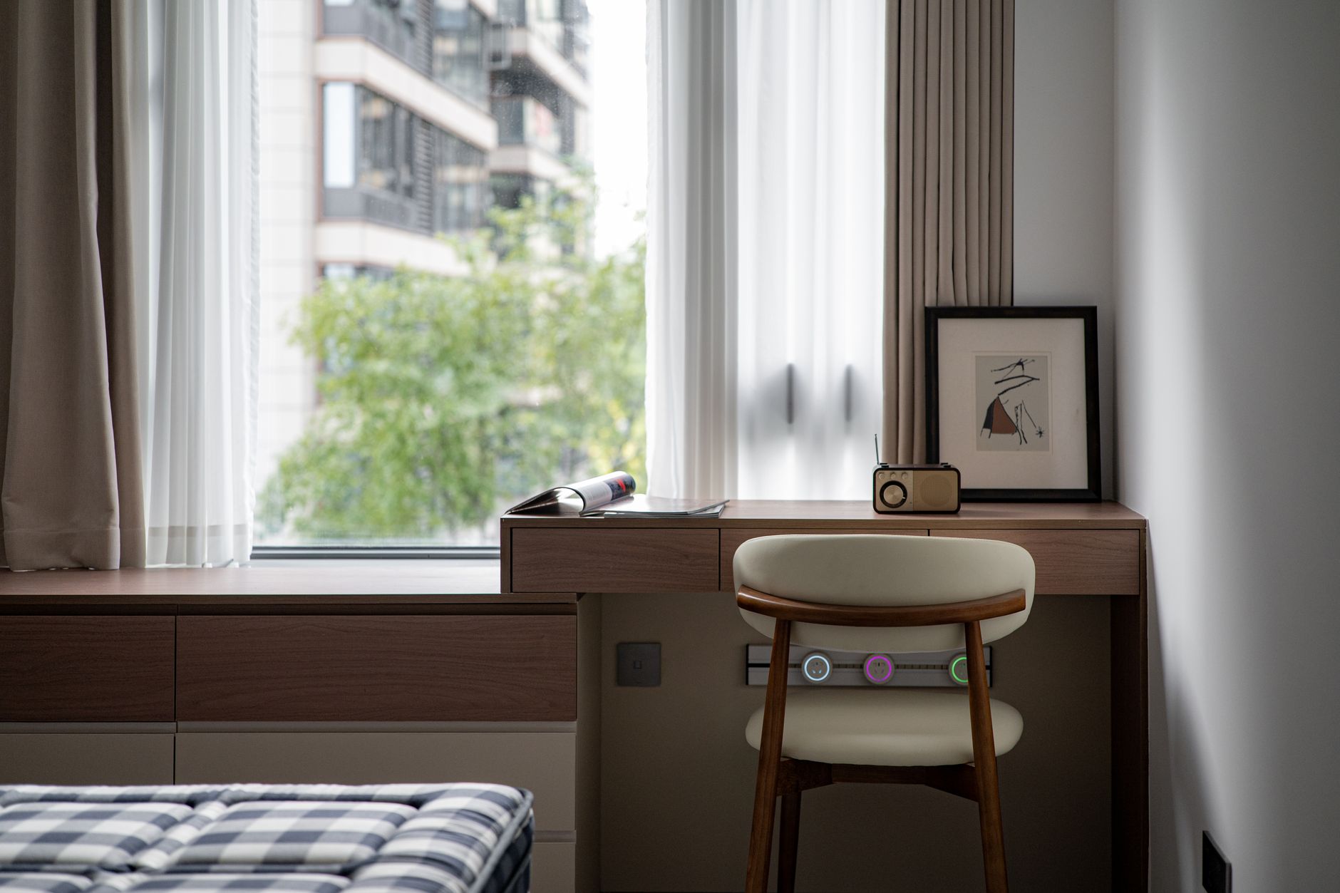 Best Desk Placement in Your Home Office: Light, Posture & Video-Call Ready